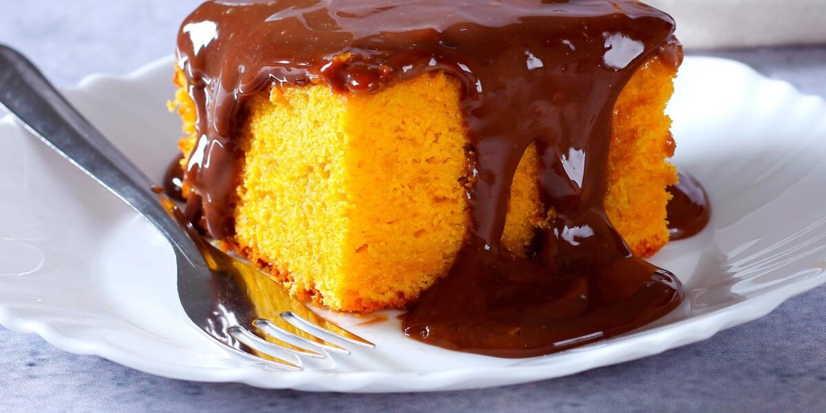 Bolo de Cenoura Fofinho com Cobertura de Chocolate Cremosa: Receita Fácil e Irresistível
