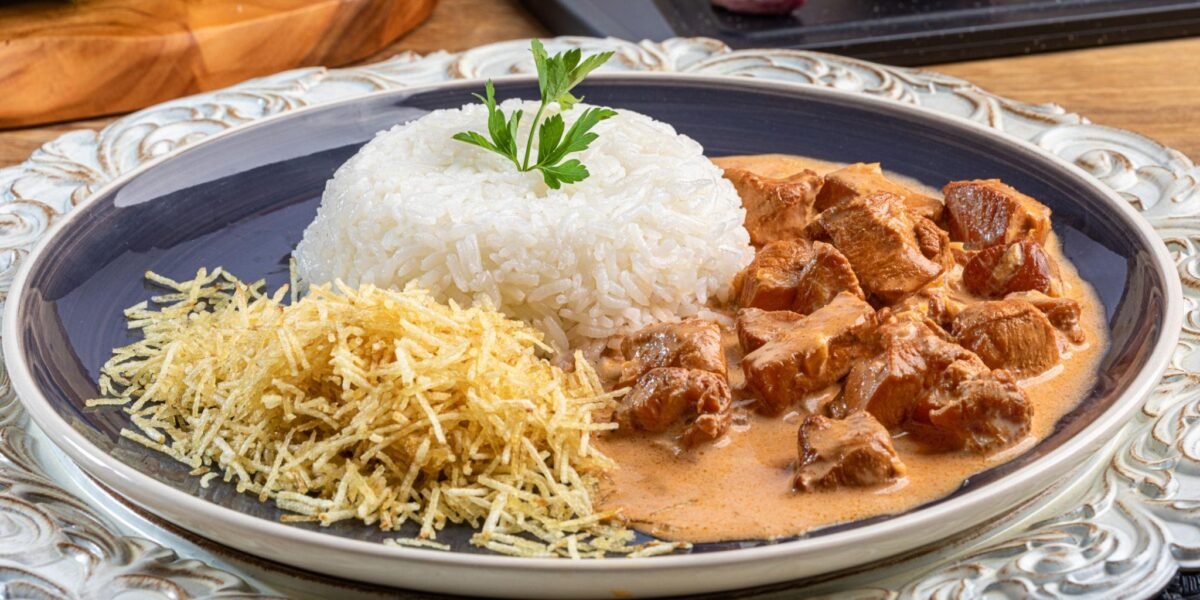 Strogonoff de Frango Cremoso: Receita Fácil, Rápida e Cheia de Sabor