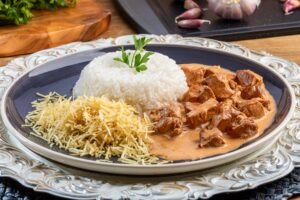 Strogonoff de Frango Cremoso: Receita Fácil, Rápida e Cheia de Sabor