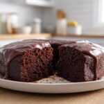 Bolo de Chocolate Fofinho com Cobertura Cremosa: Receita Fácil e Irresistível